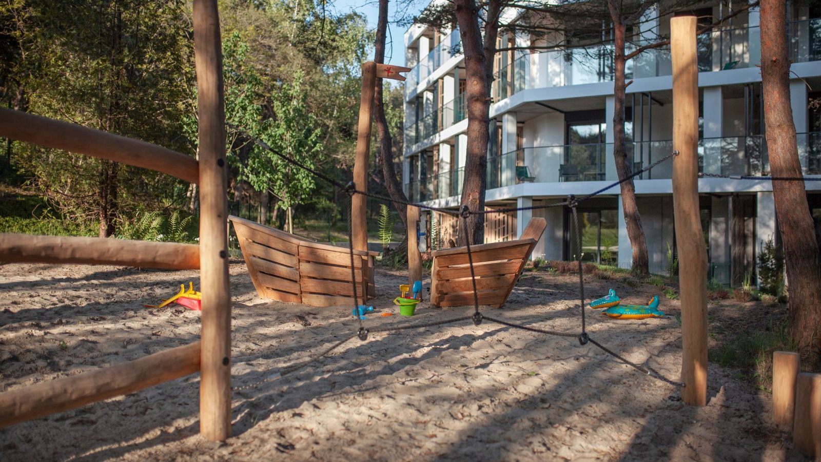 Las – zacieniony plac zabaw na terenie kompleksu