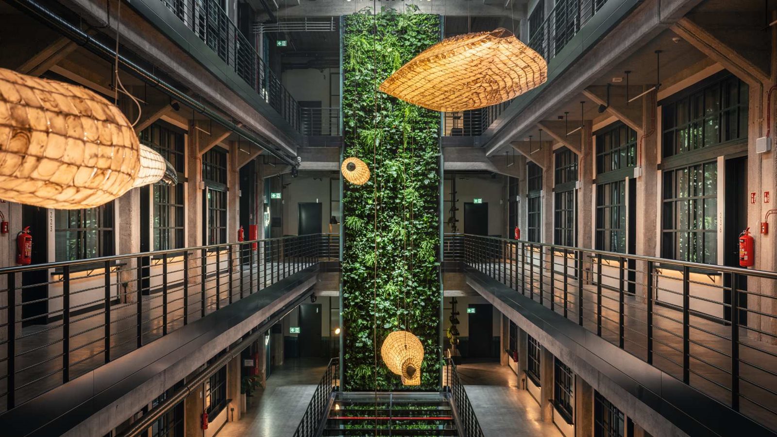 MONTOWNIA – zielona ściana biegnąca przez całą wysokość budynku