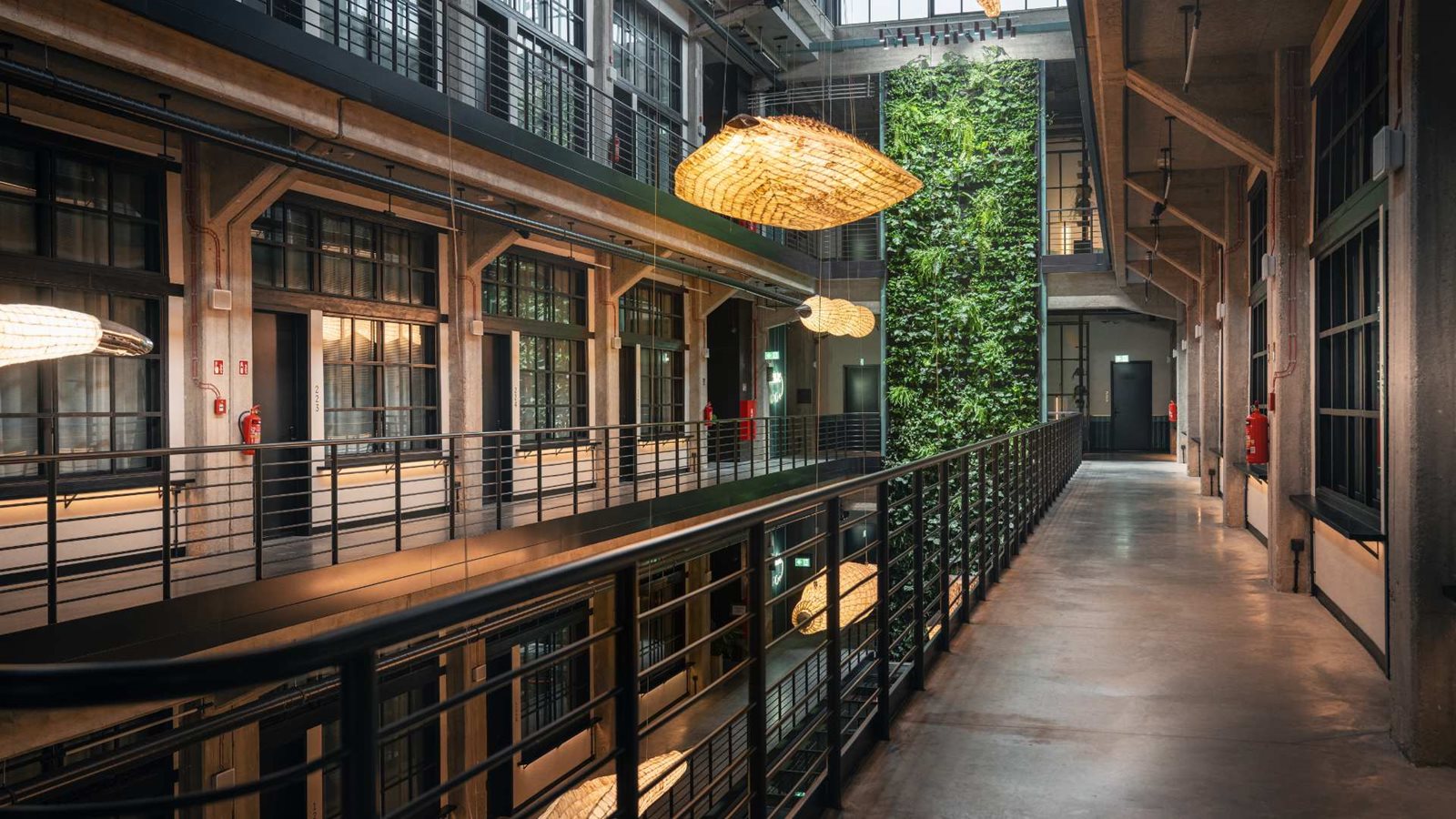 MONTOWNIA – wewnętrzna galeria z instalacją lamp „Ławica Stworzeń”