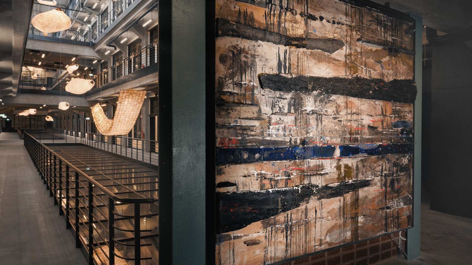 MONTOWNIA – elementy sztuki wzbogacające wnętrze