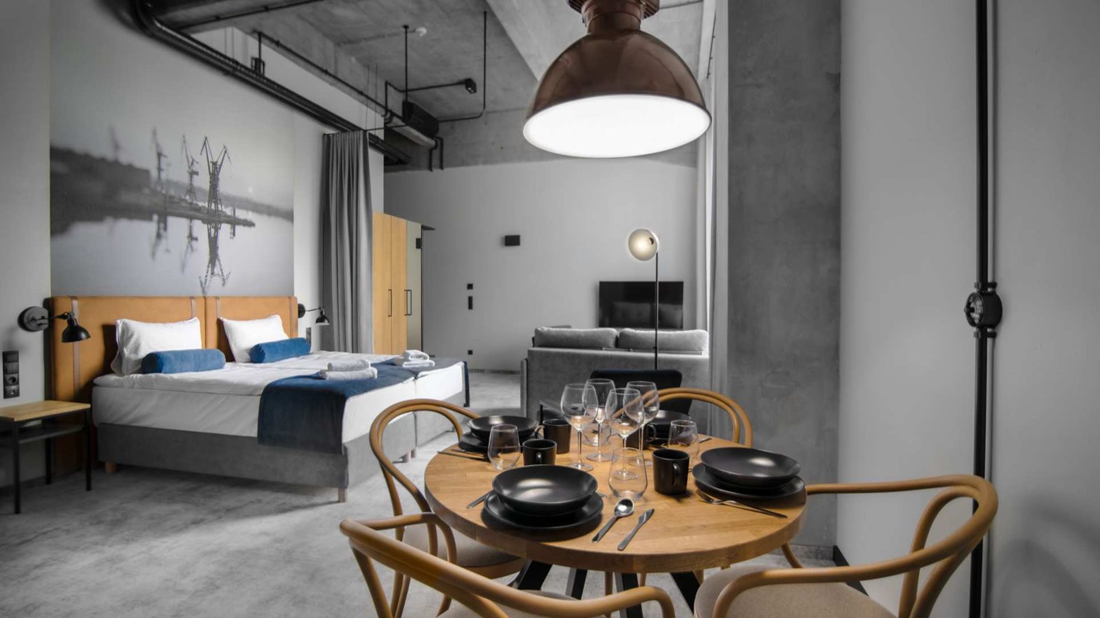 MONTOWNIA – loft hotelowy wykończony w stylu Navy Blue
