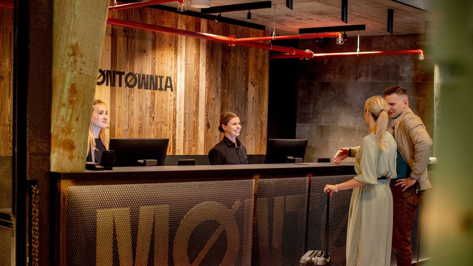 MONTOWNIA – lobby recepcyjne na parterze