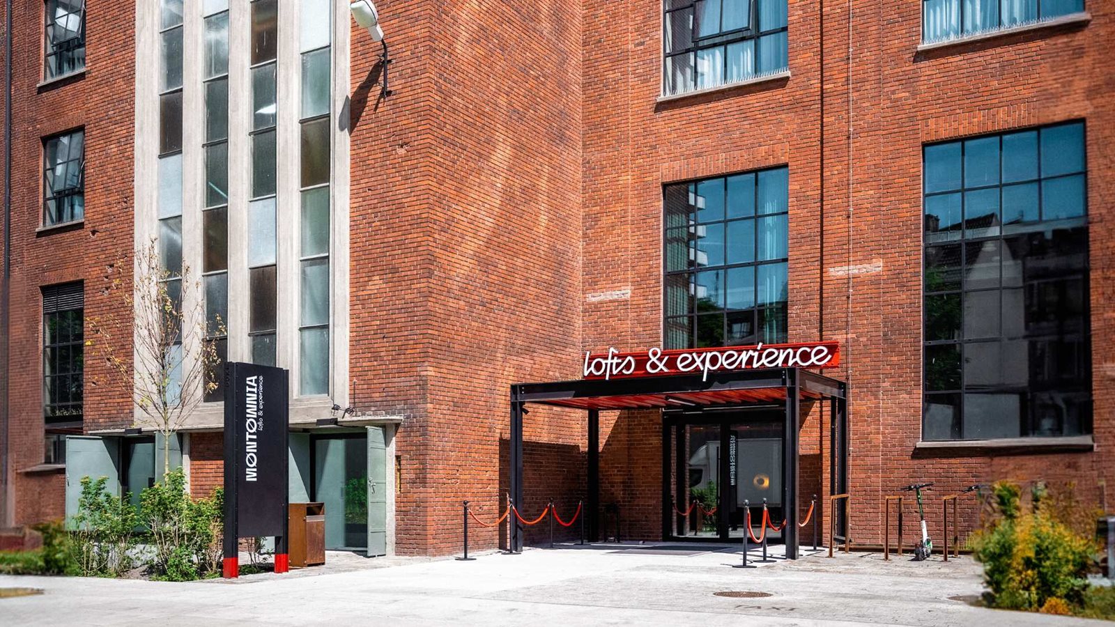 MONTOWNIA – wejście do lobby recepcyjnego