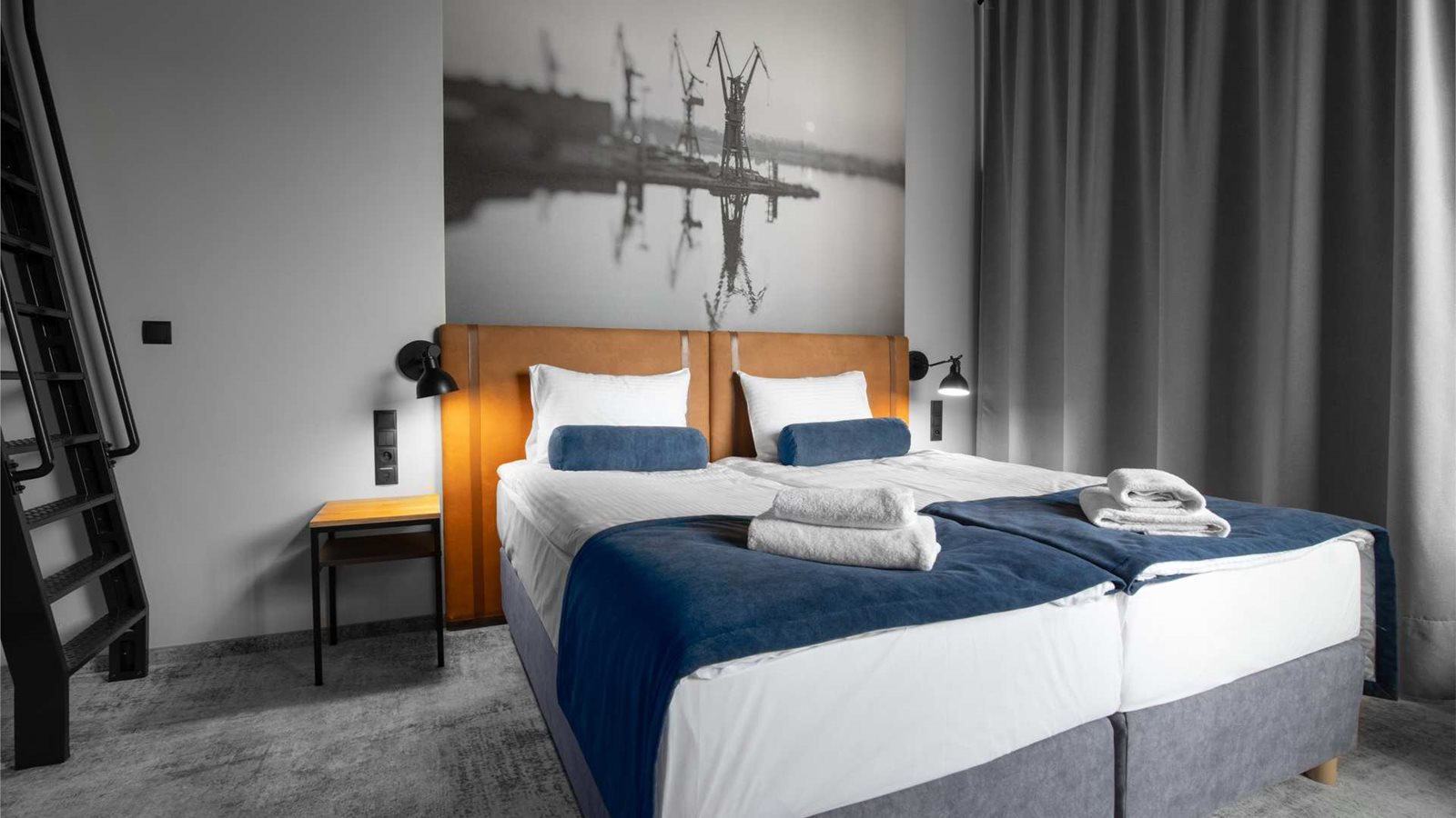 MONTOWNIA – loft hotelowy wykończony w stylu Navy Blue